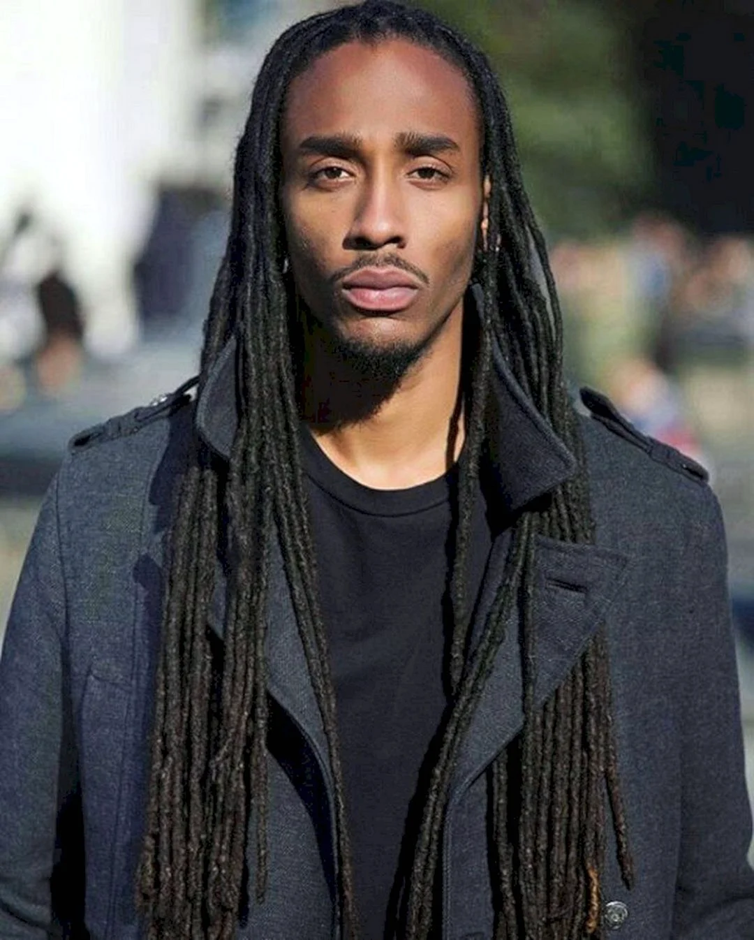 Афроамериканец с длинными волосами