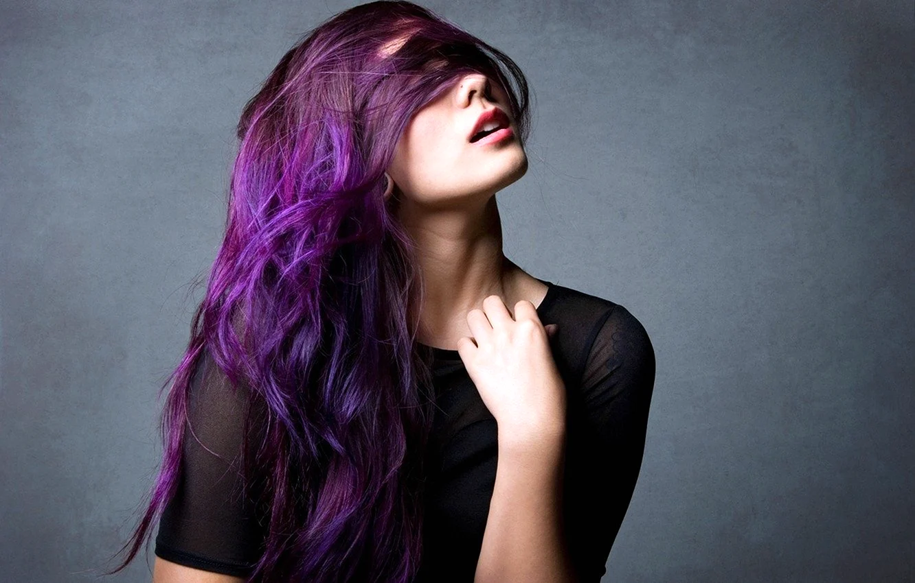 Алина Олешева с фиолетовыми волосами