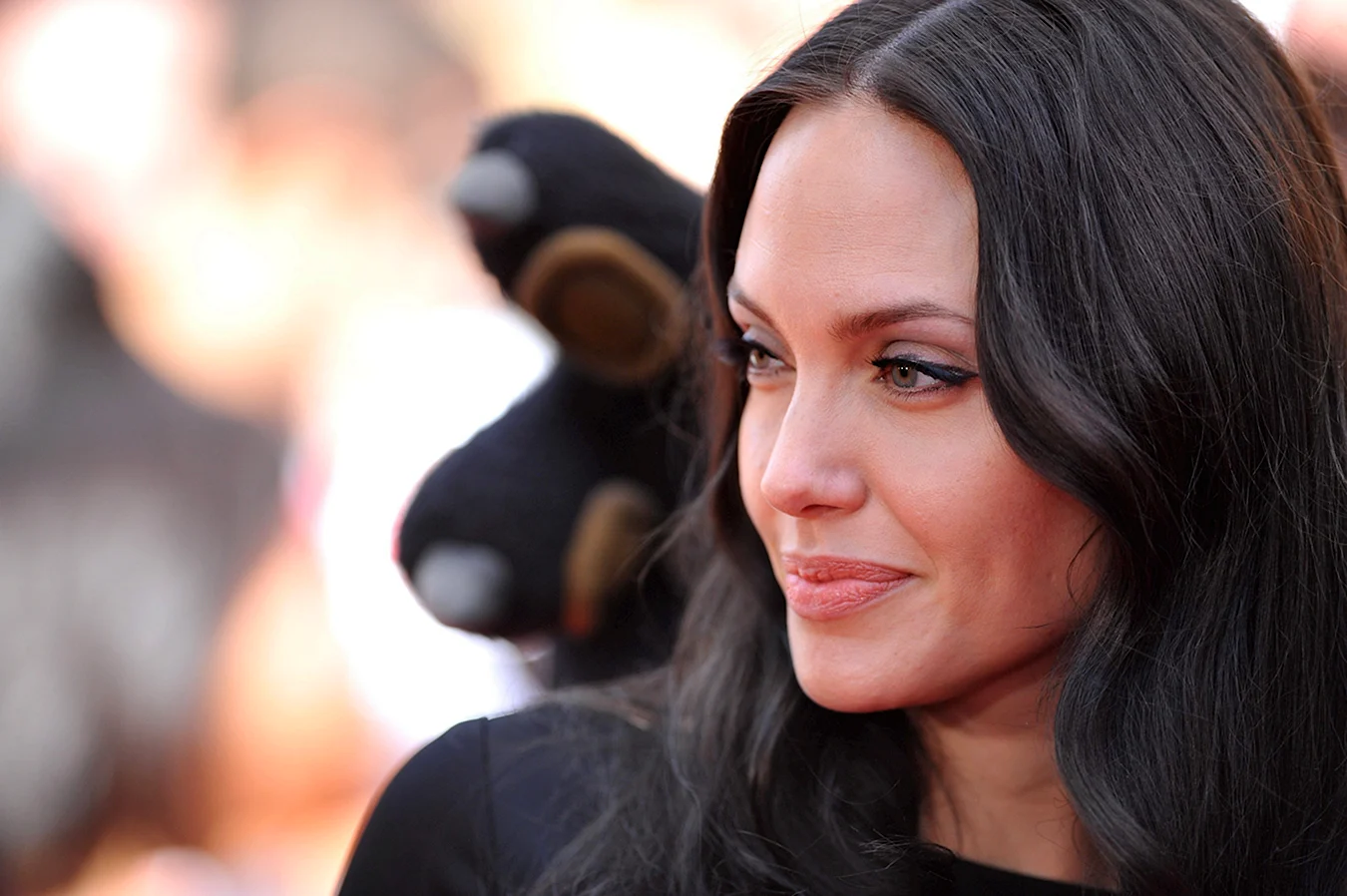 Анджелина Джоли с черными волосами