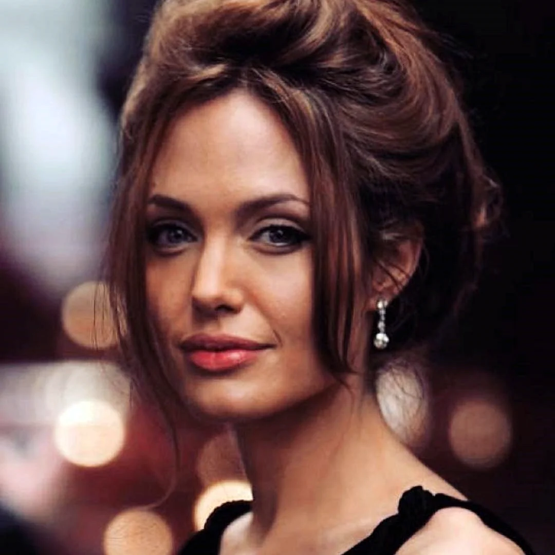 Анджелина Джоли с пучком