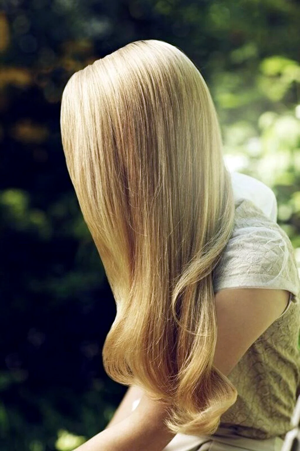 Блондинистые волосы со спины