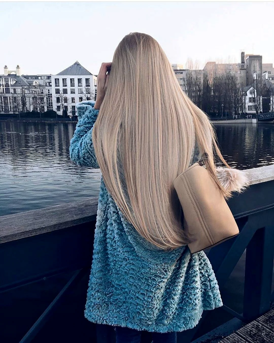 Блондинка с длинными волосами