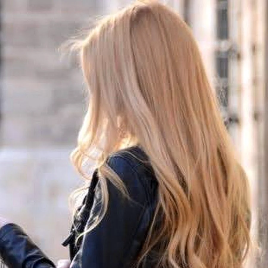 Блондинка с длинными волосами со спины