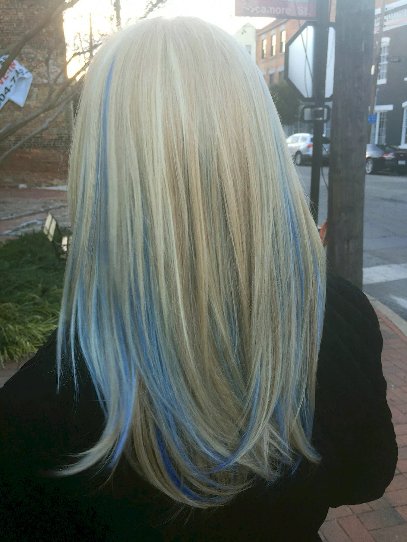 Блондинка с голубыми прядями
