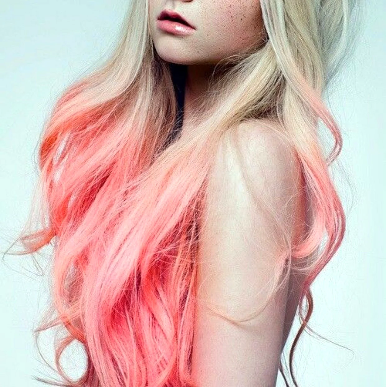 Блондинка с розовыми кончиками