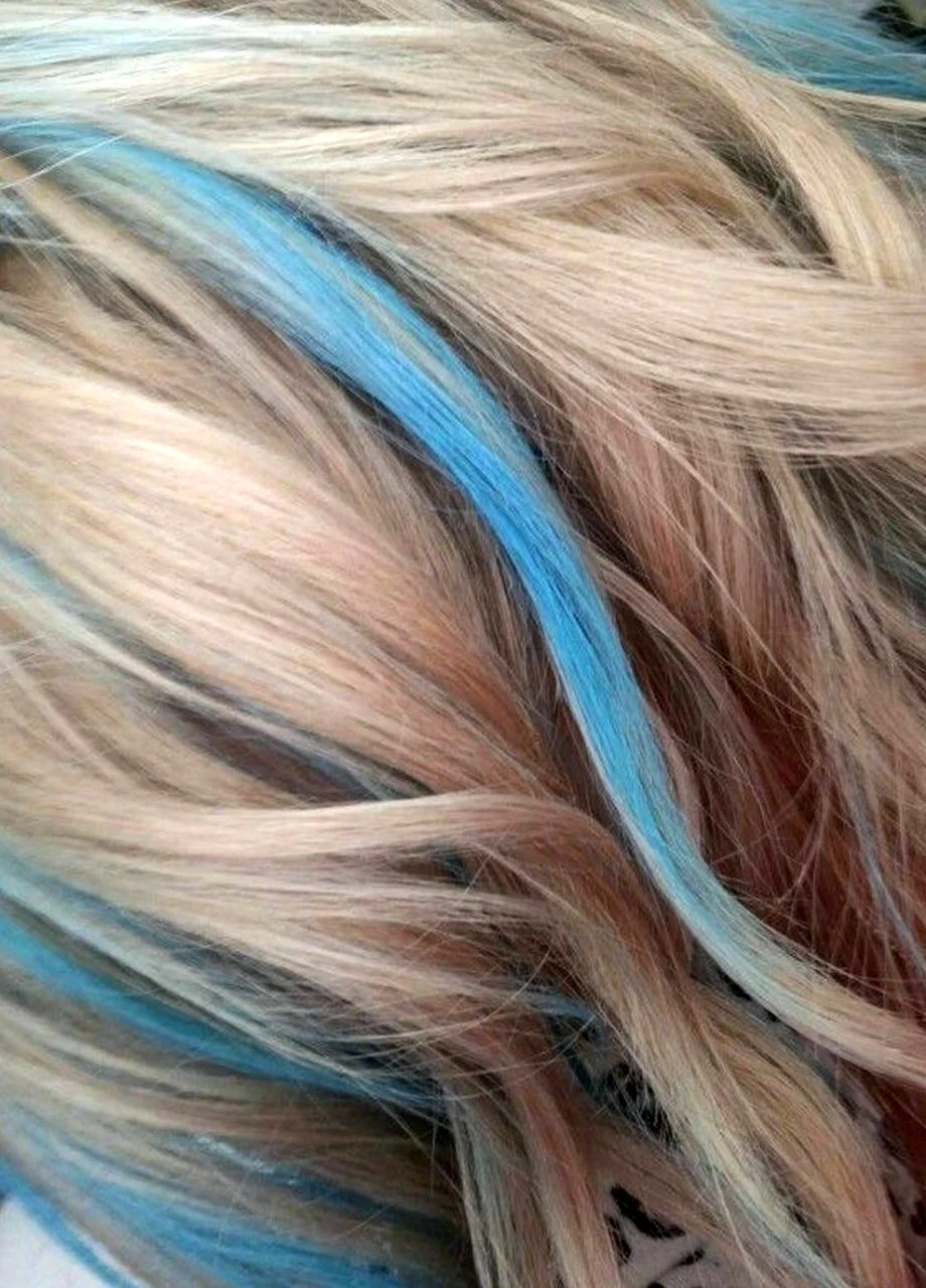 Блондинка с синими прядями