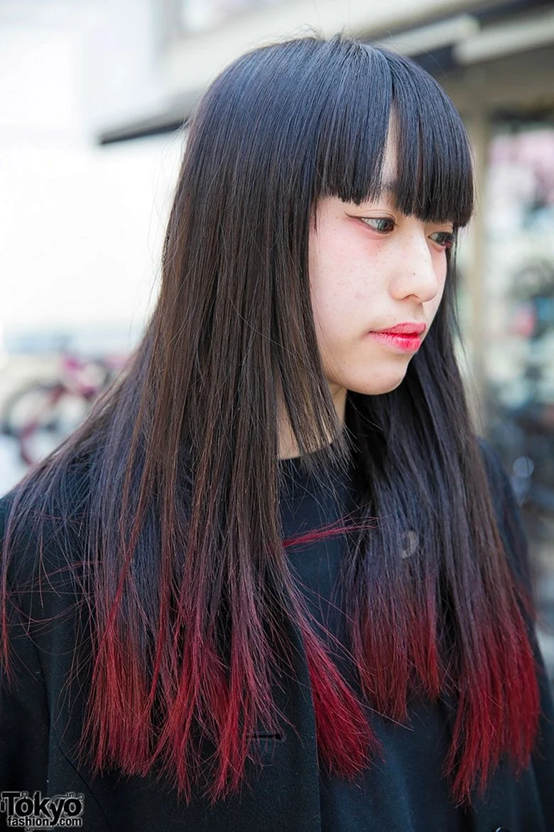 Чёрные волосы с красными перелними прядями