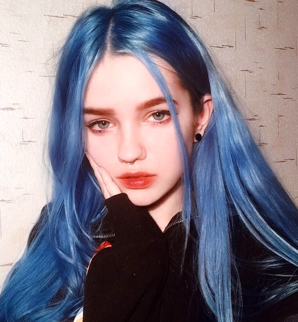 Девочка с голубыми волосами