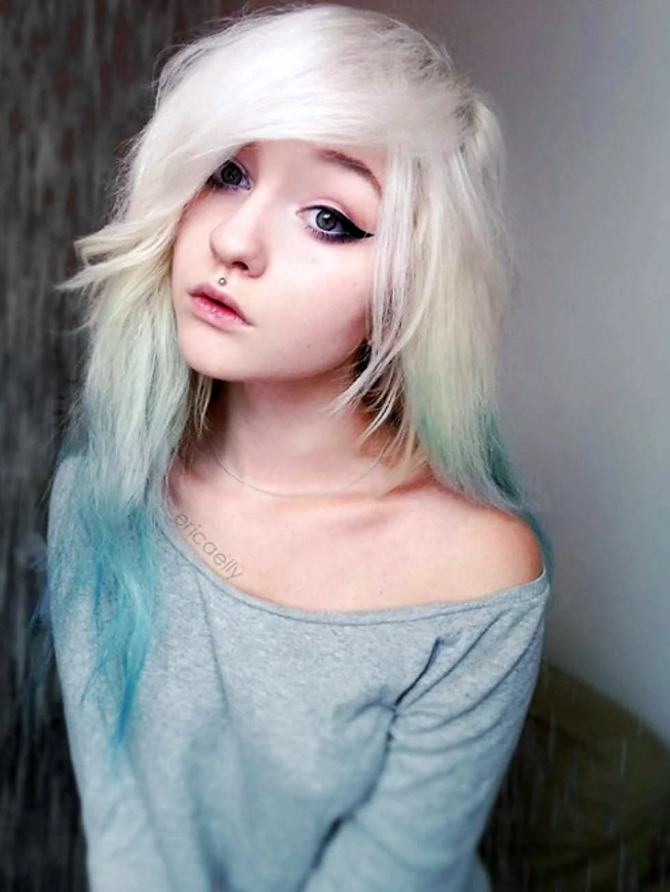Девушка подросток с белыми волосами