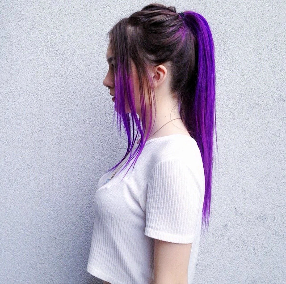 Девушка с фиолетовыми прядями