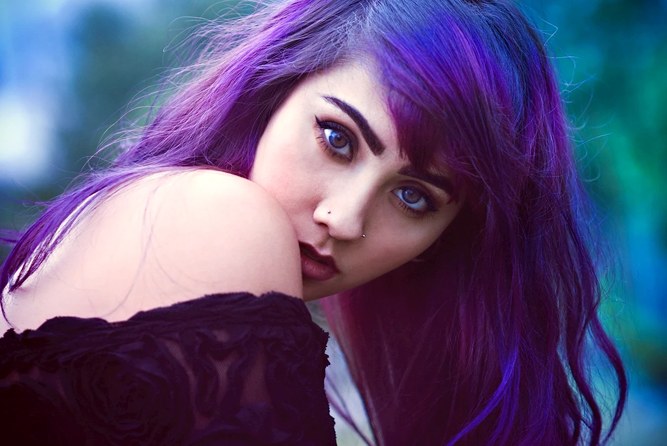 Девушка с фиолетовыми волосами