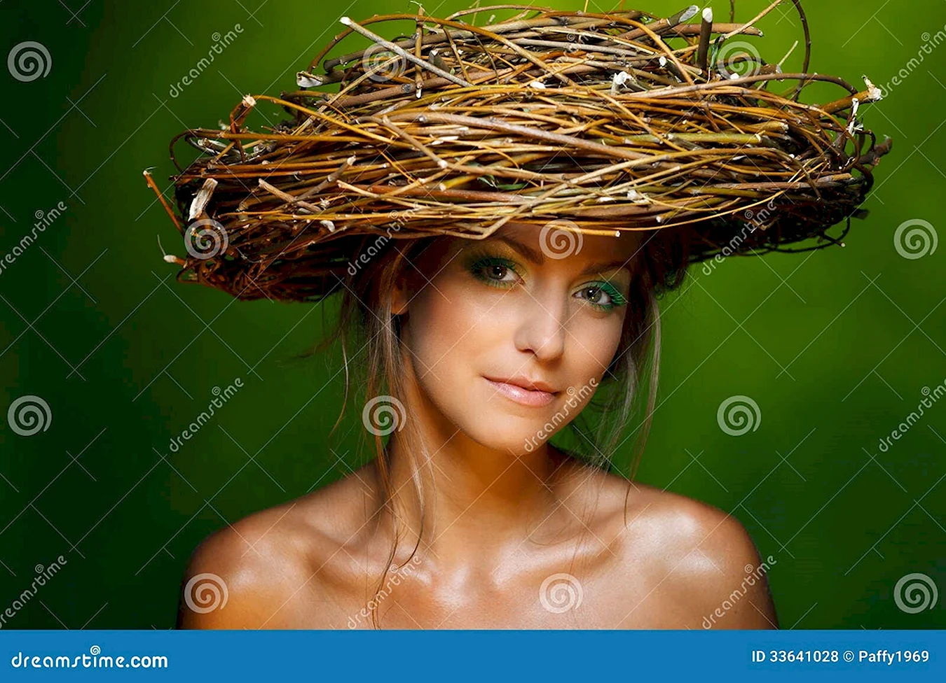 Девушка с гнездом на голове