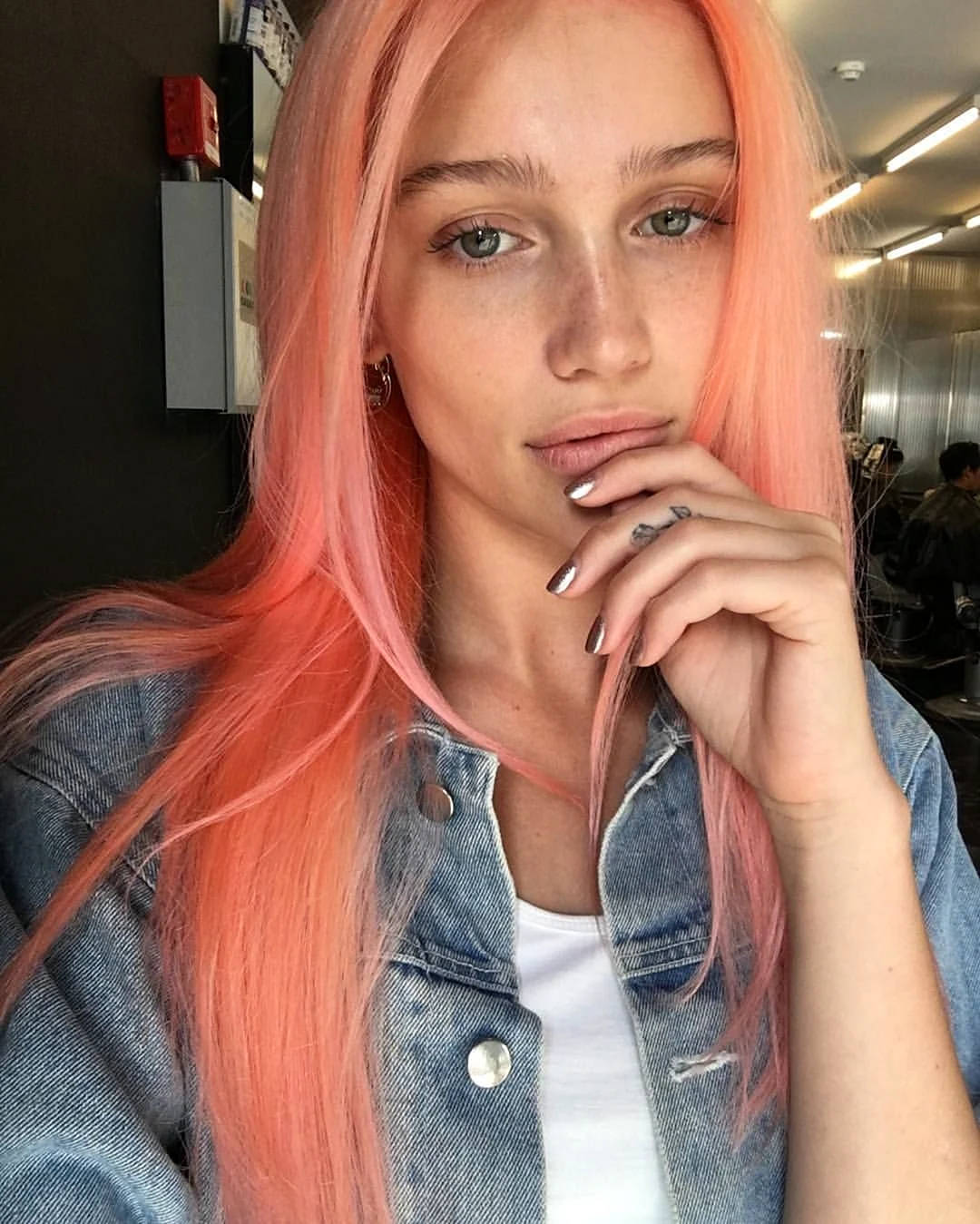 Девушка с персиковыми волосами