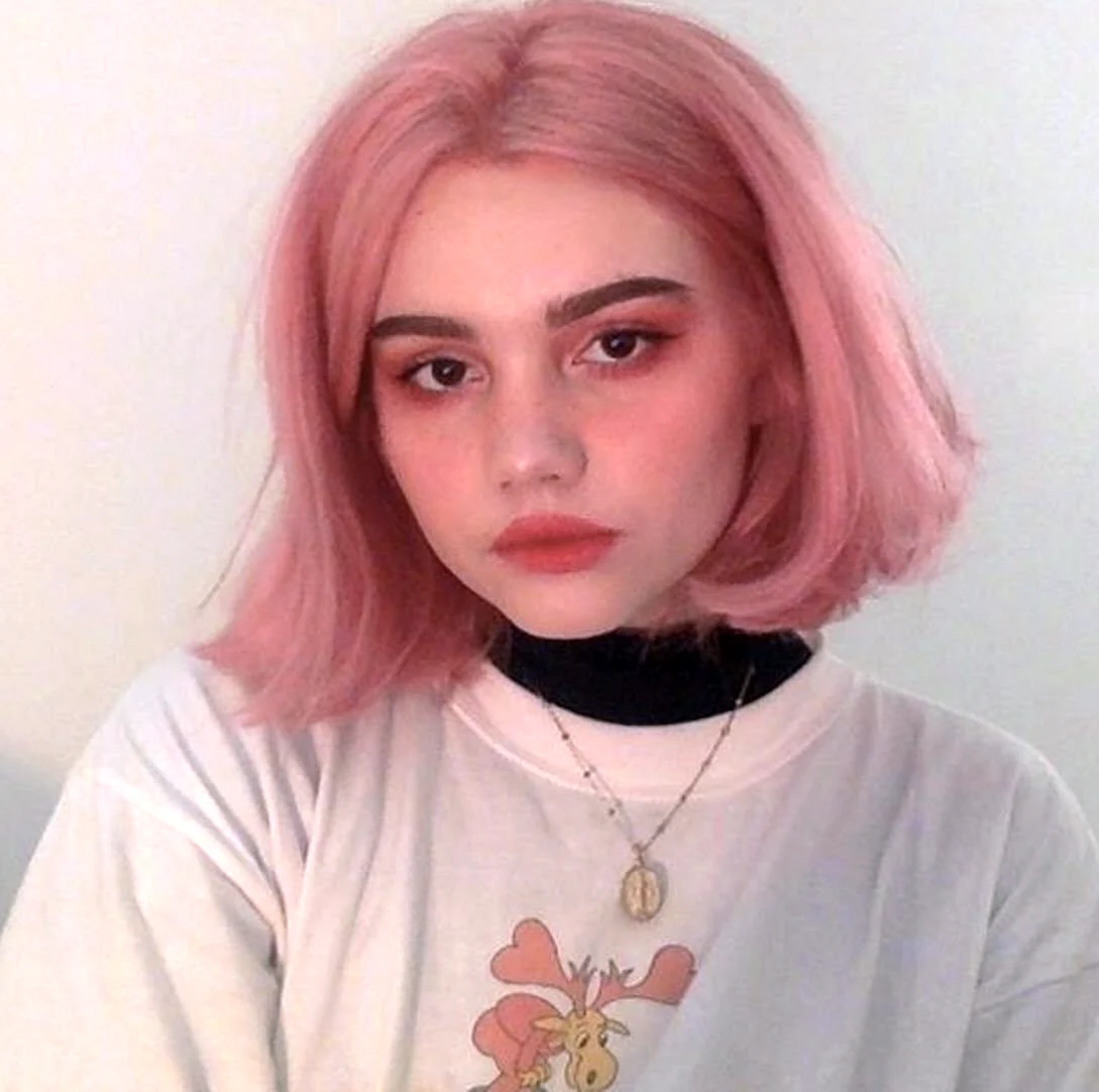 Девушка с розовыми волосами каре