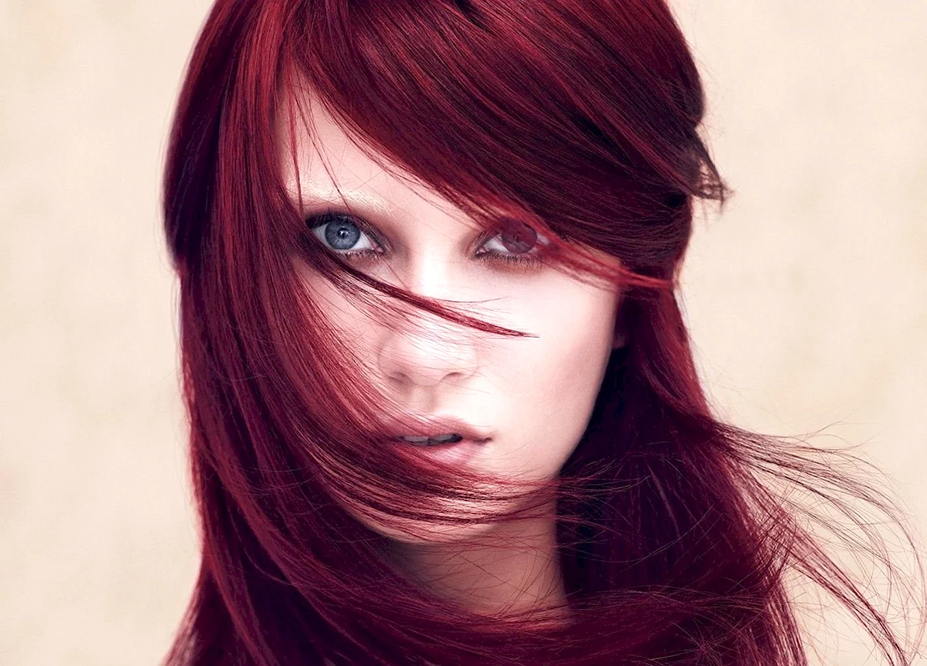 Эшли Грин с бордовыми волосами