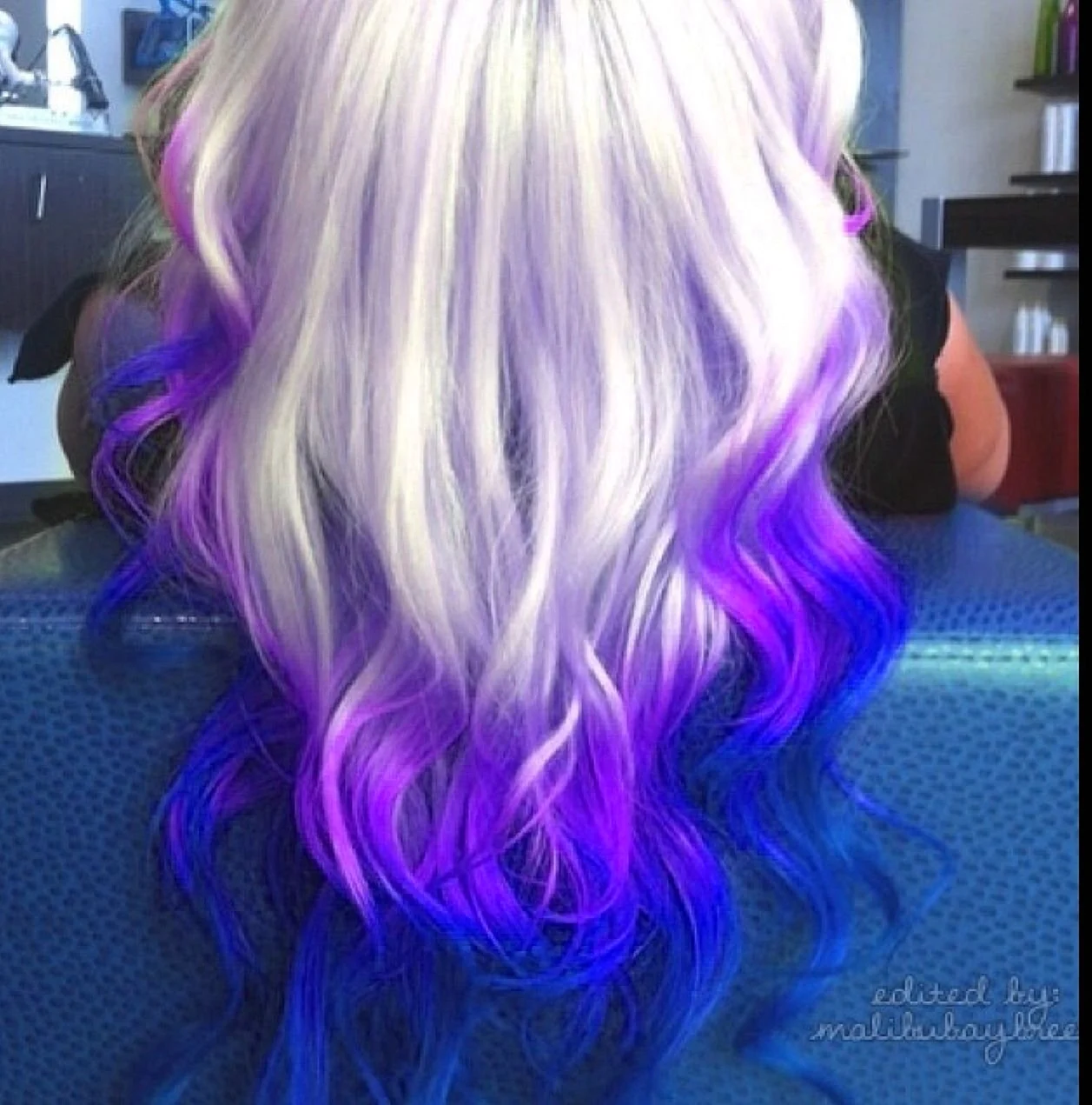 Фиолетовые кончики на светлых волосах