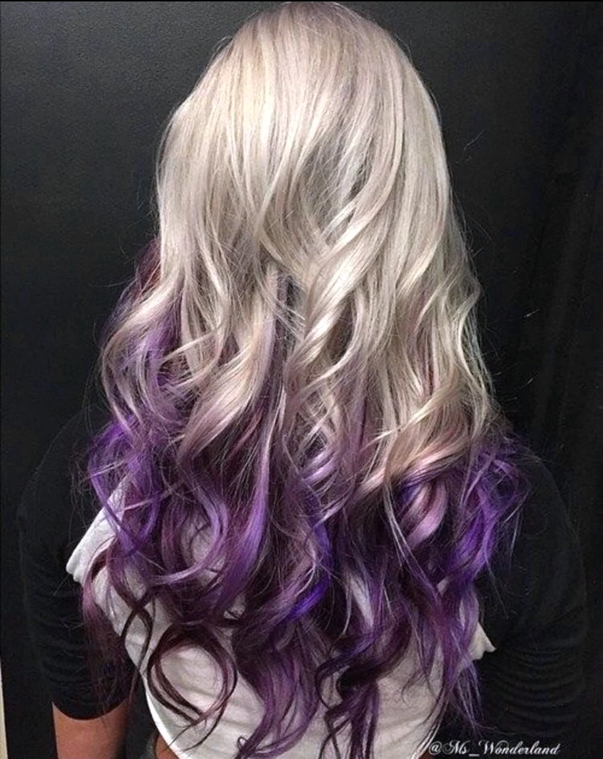 Фиолетовые кончики волос на светлых волосах