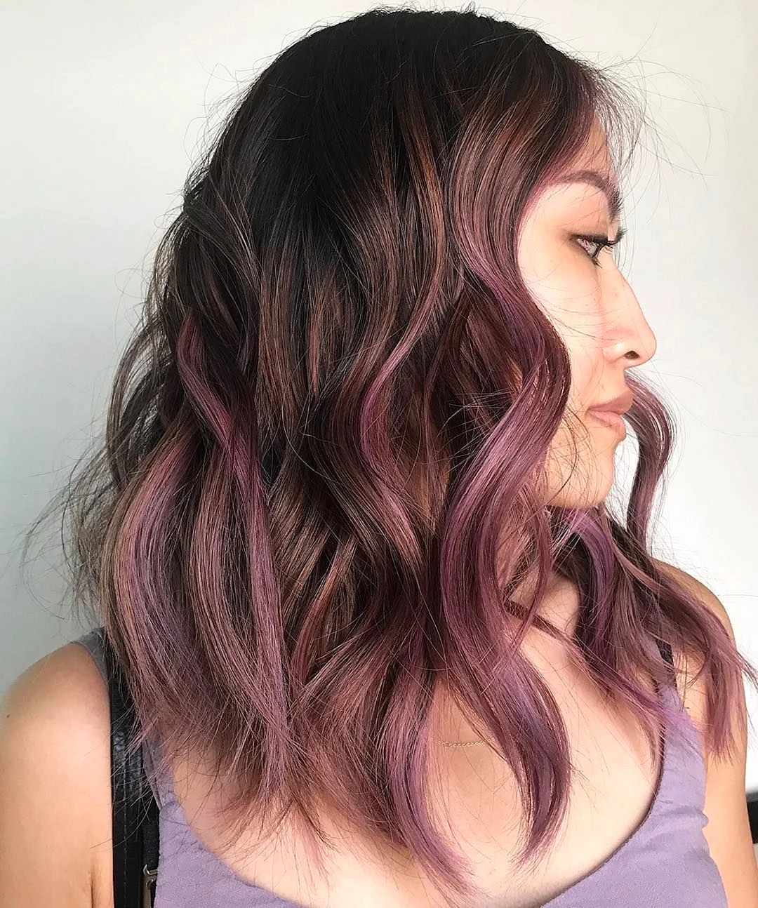 Фиолетовые пряди на каштановых волосах
