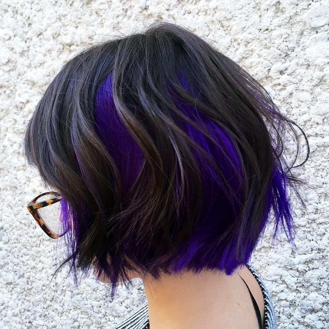 Фиолетовые пряди на коротких волосах