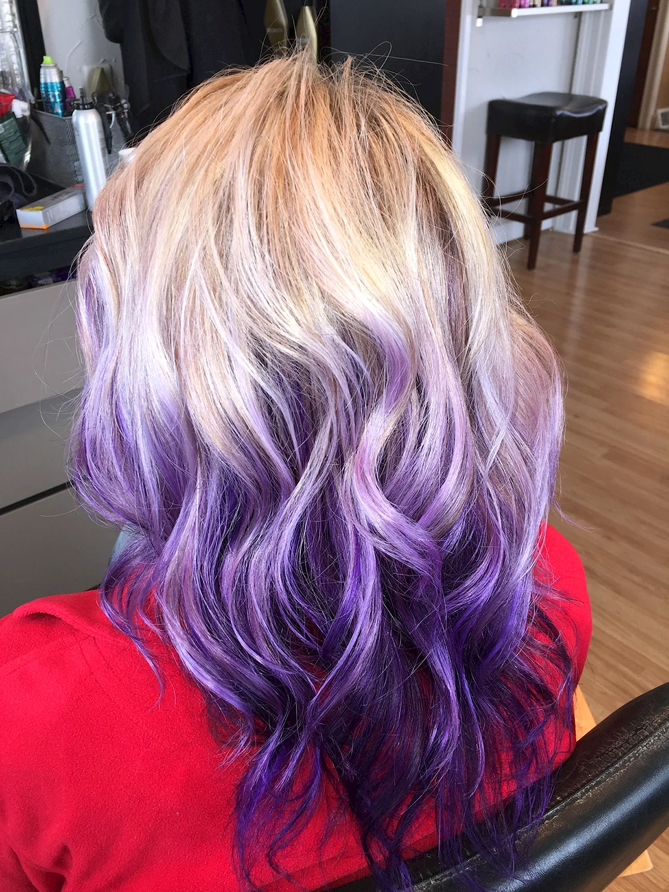 Фиолетовые пряди на светлых волосах