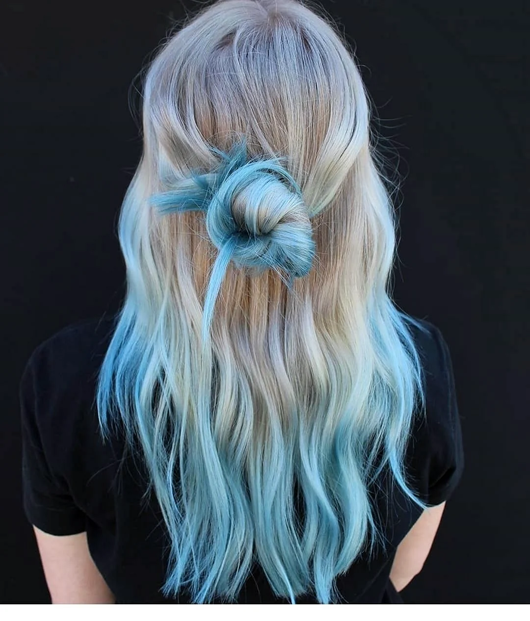 Голубые кончики волос