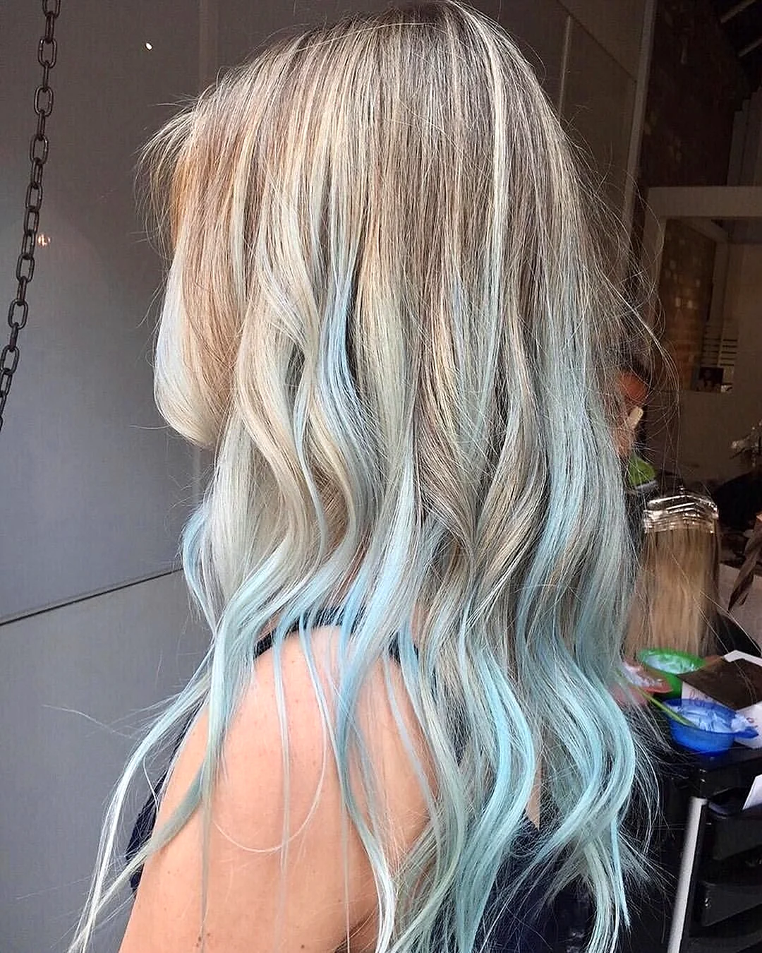 Голубые пряди на светлых волосах