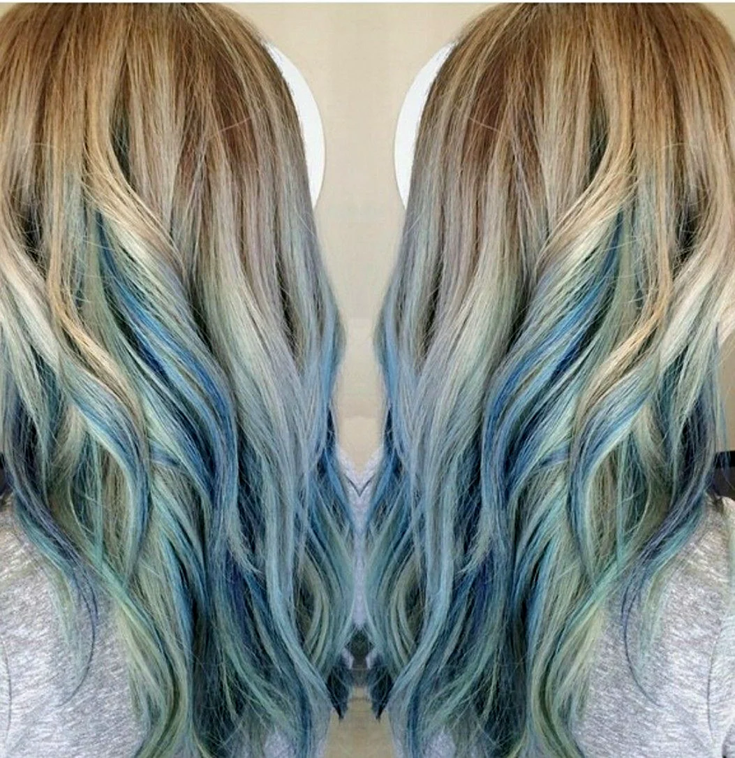Голубые пряди на светлых волосах