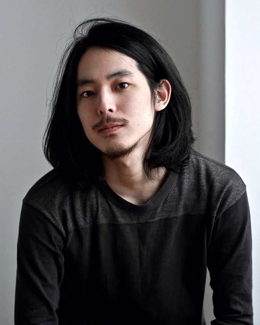Японец с длинными волосами