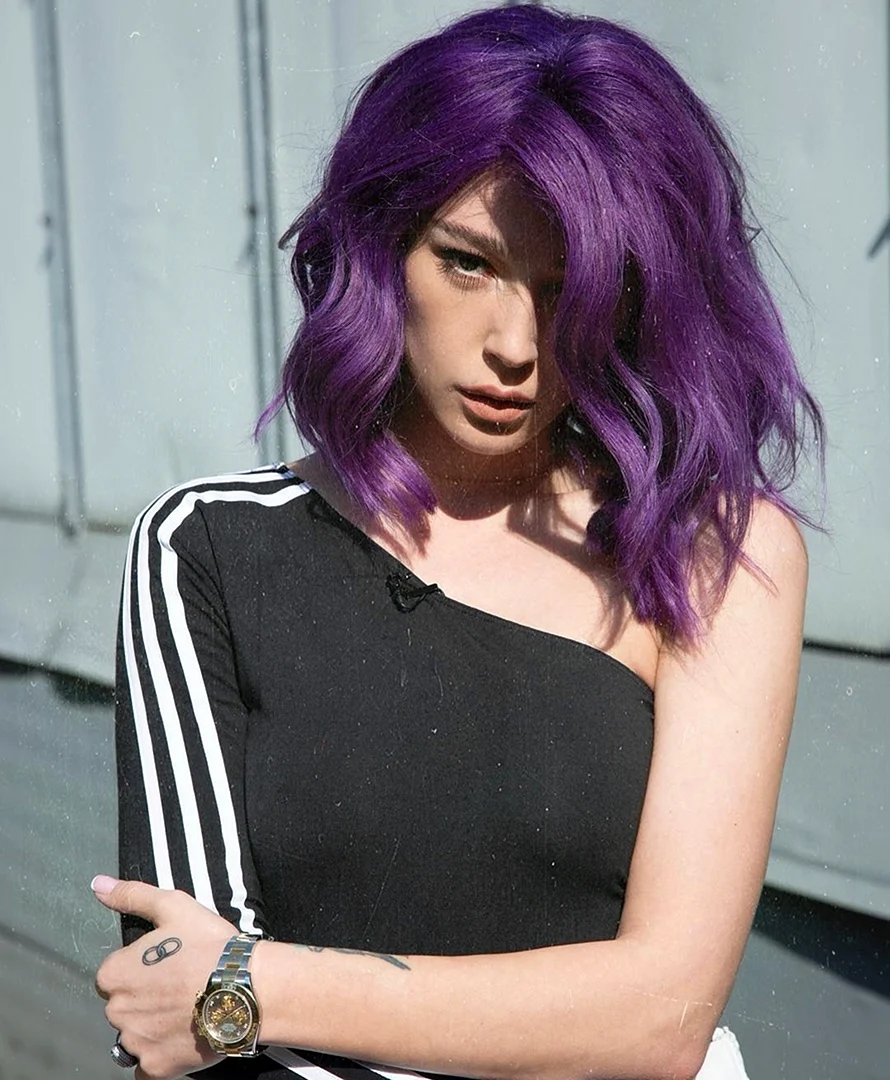Ивлеева с фиолетовыми волосами