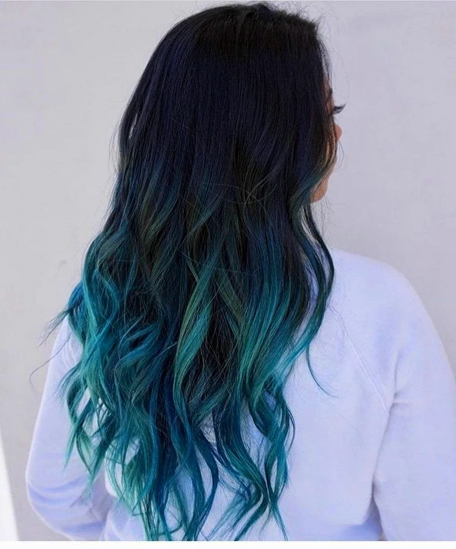 Каштановые волосы с синими кончиками