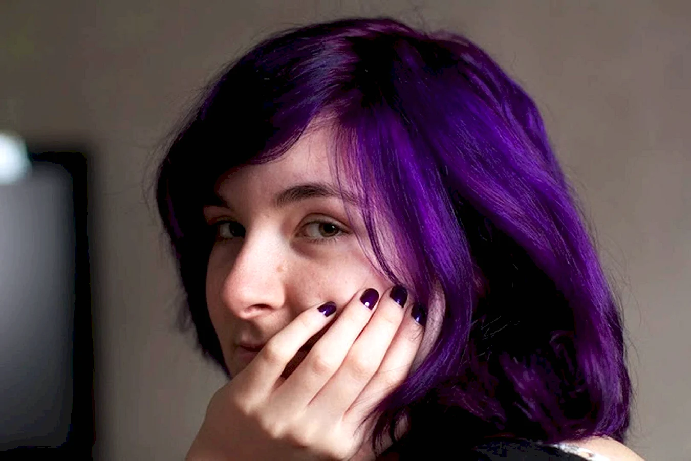 Хлоя Мориондо с фиолетовыми волосами
