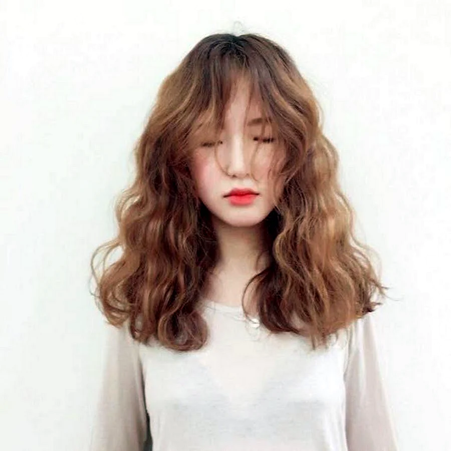 Кореянка с волнистыми волосами