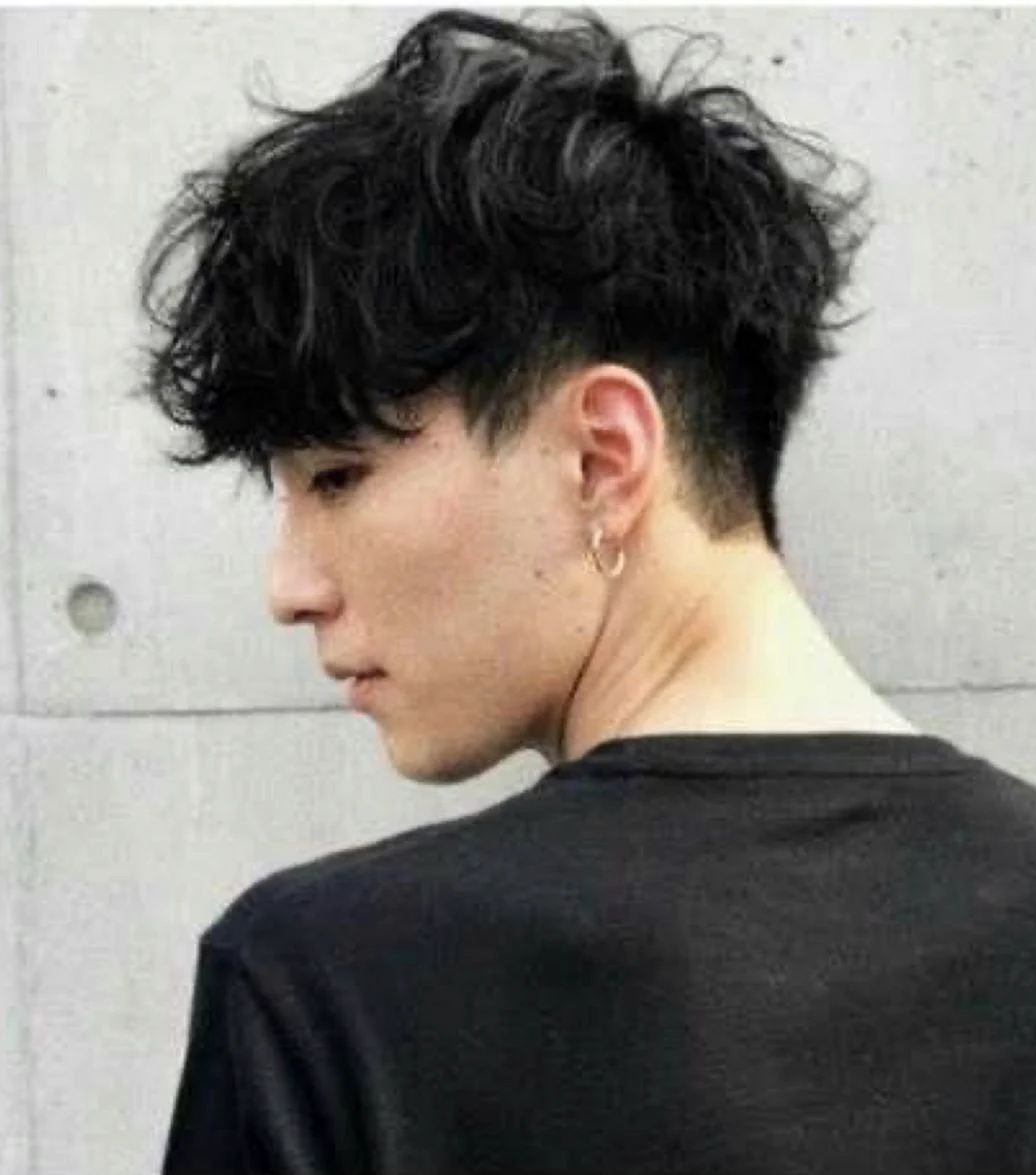 Корейская стрижка с вьющимися волосами мужская