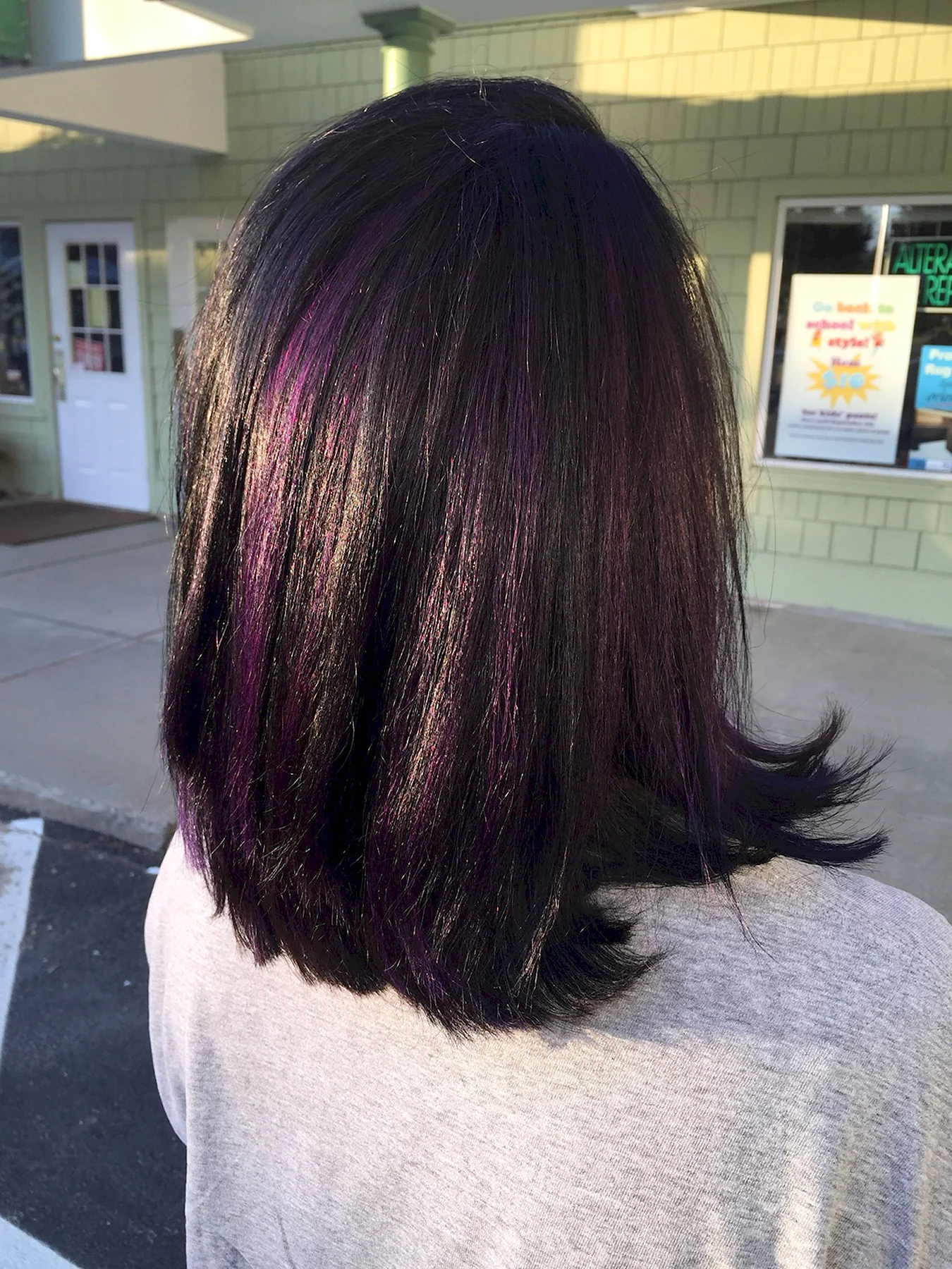 Коричневые волосы с фиолетовыми прядями каре