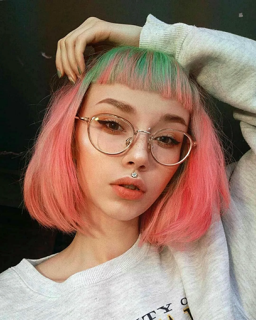 Короткие розовые волосы