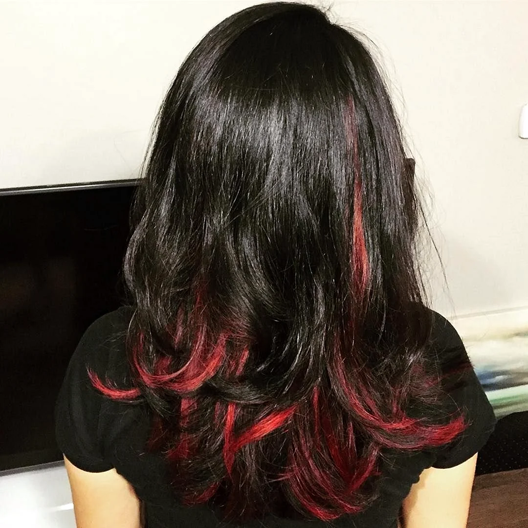 Красные пряди на темных волосах