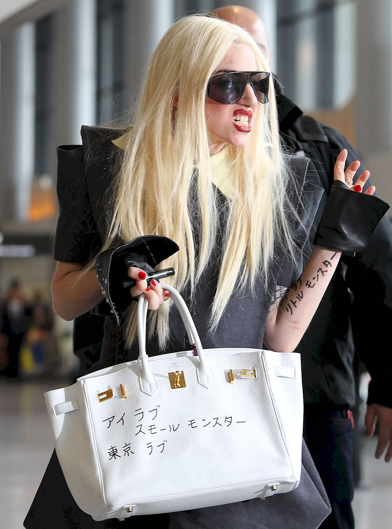 Леди Гага с сумкой