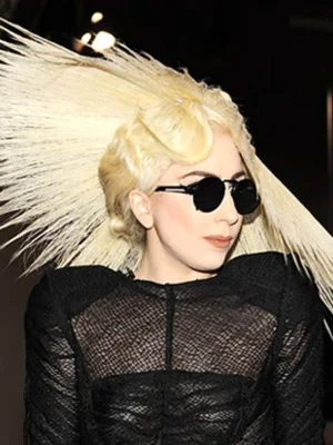 Леди Гага странная причёск