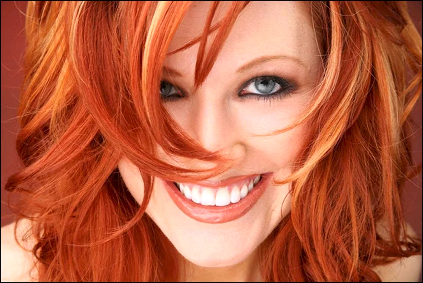 Меган Прескотт в рыжий цвет волос