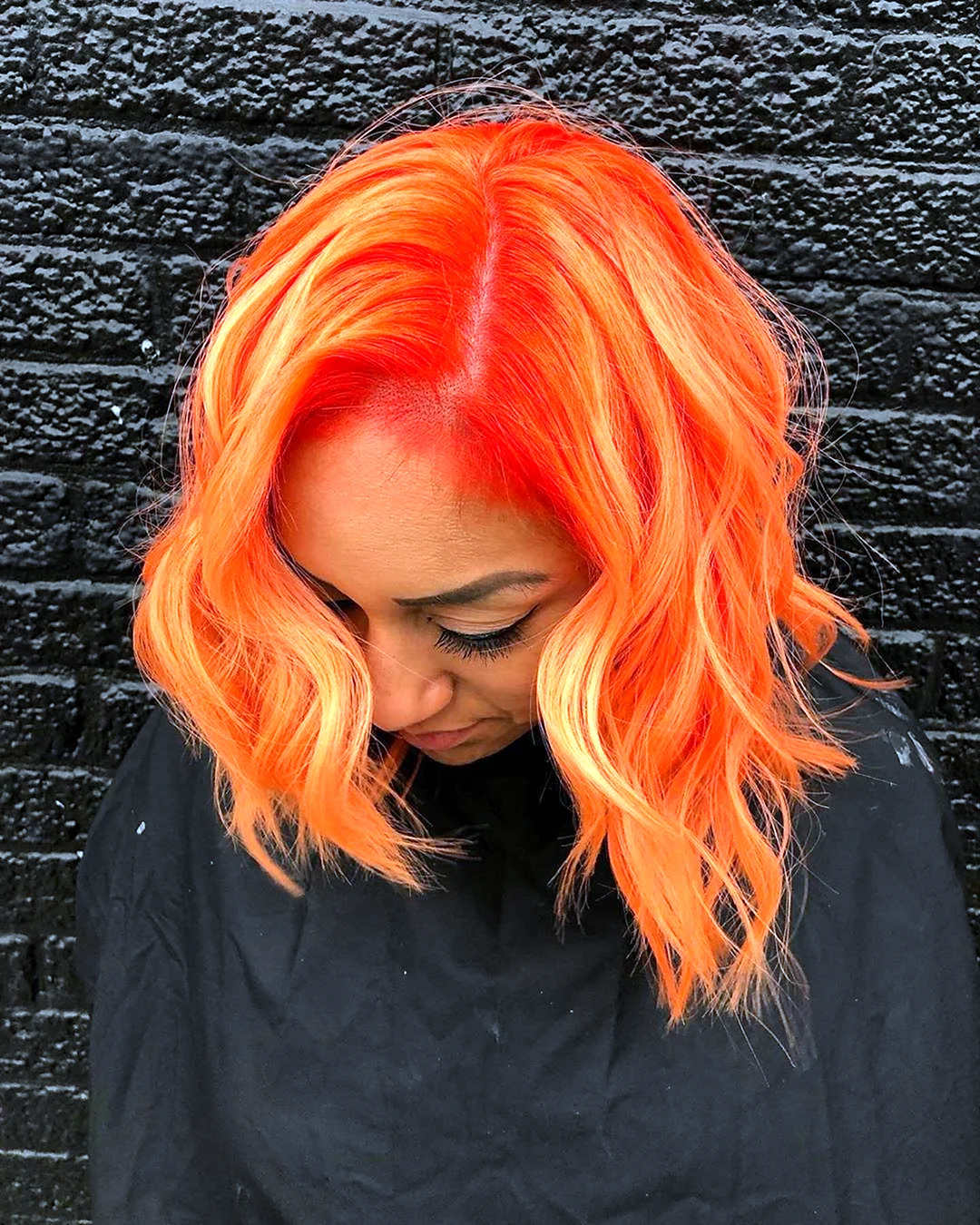 Неоново оранжевые волосы