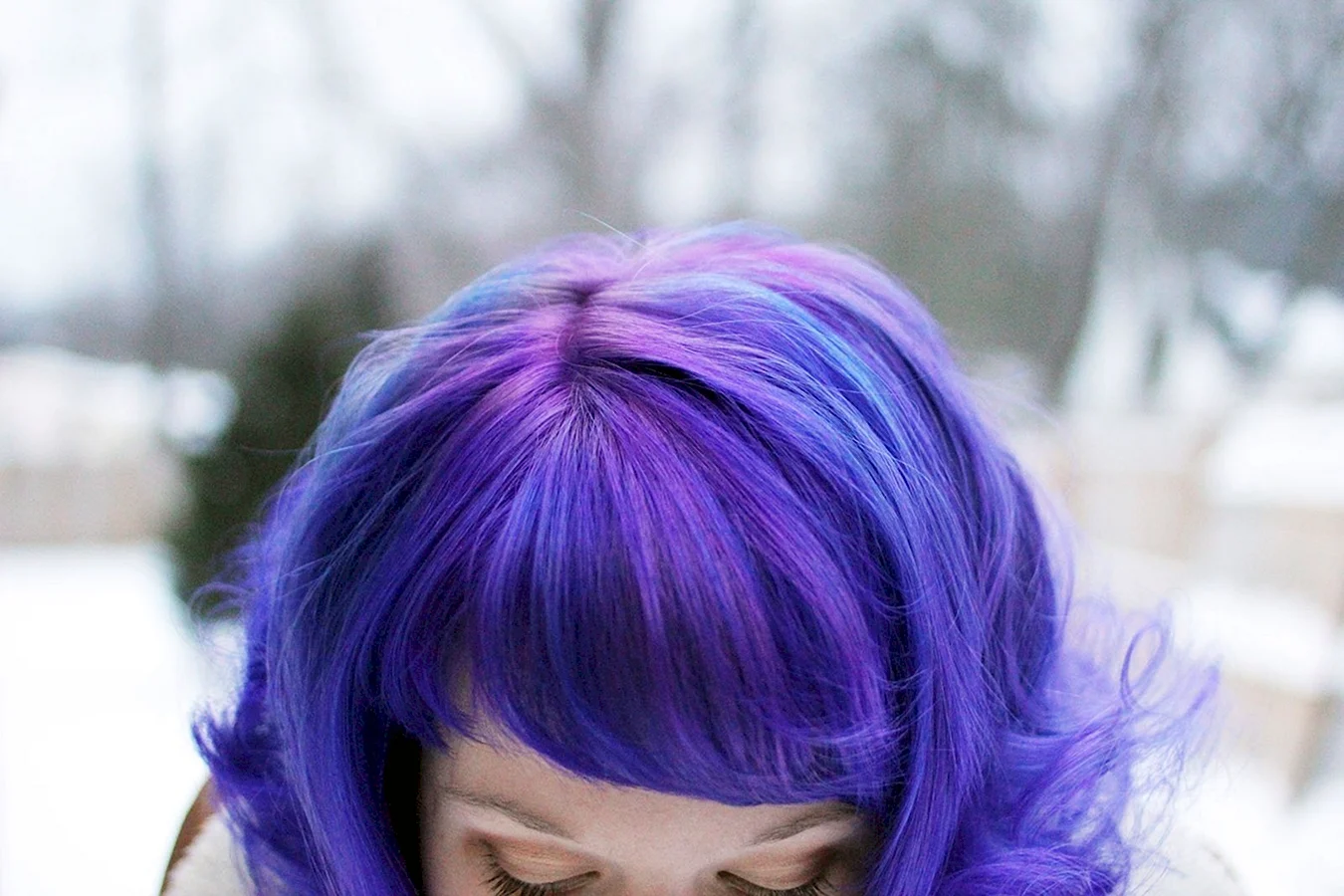 Николь Эллерс с фиолетовыми волосами