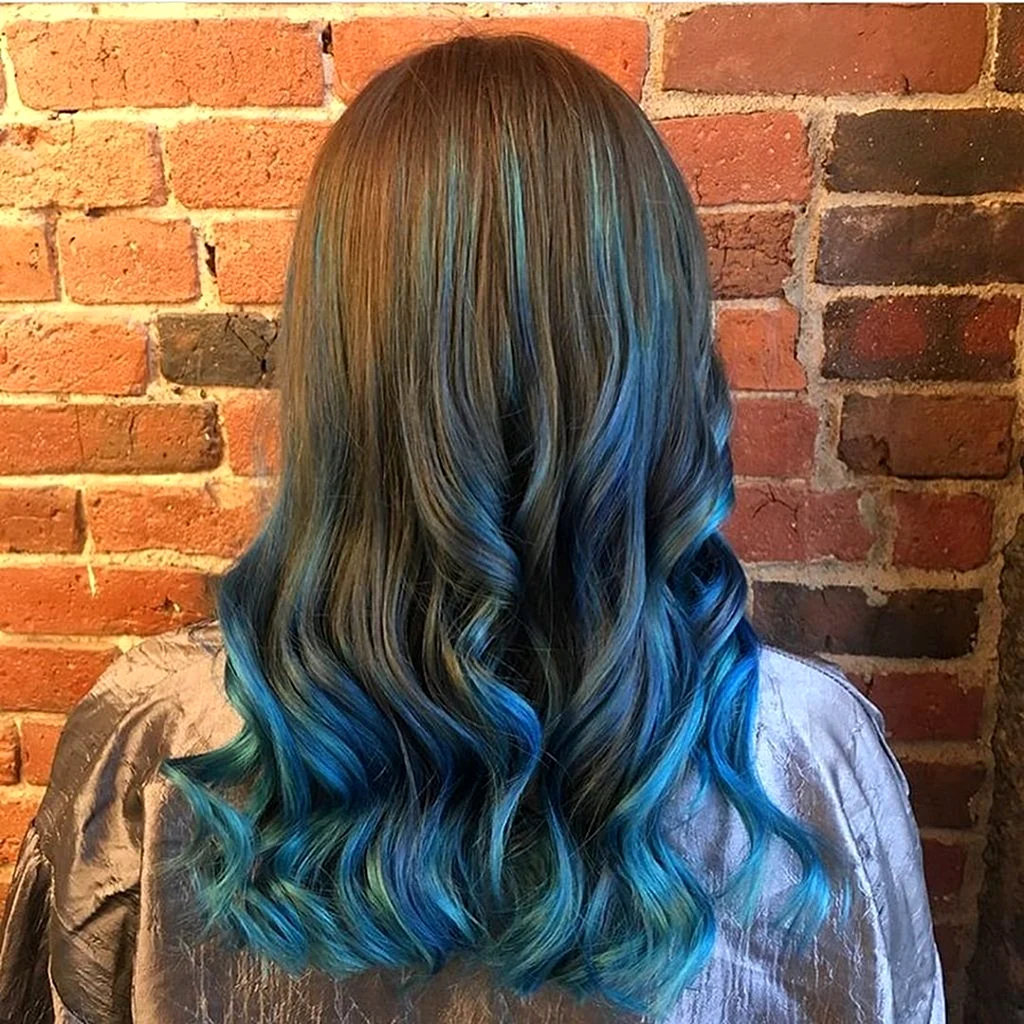 Окрашивание волос в синий цвет прядями