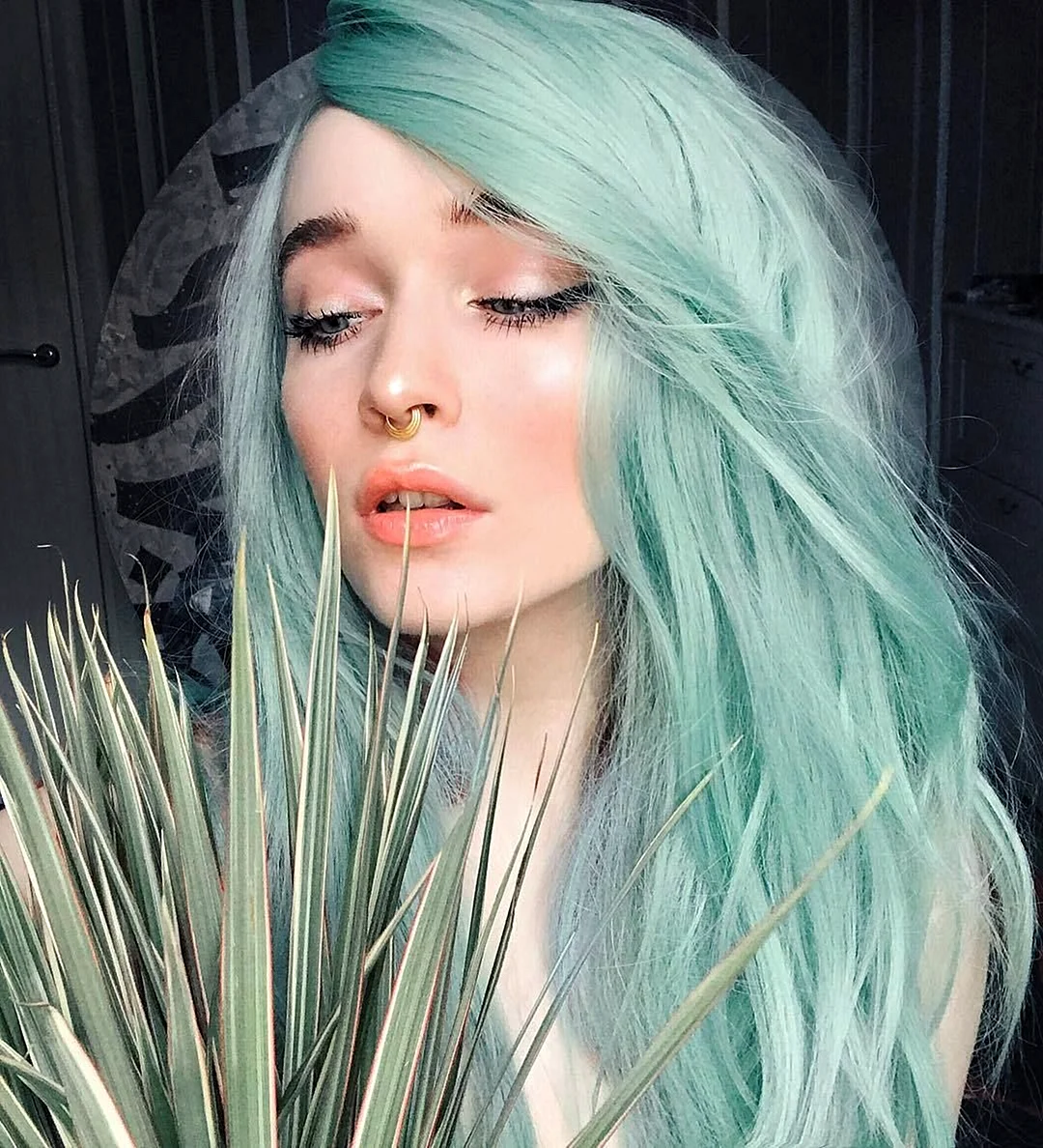 Пастельно зеленые волосы