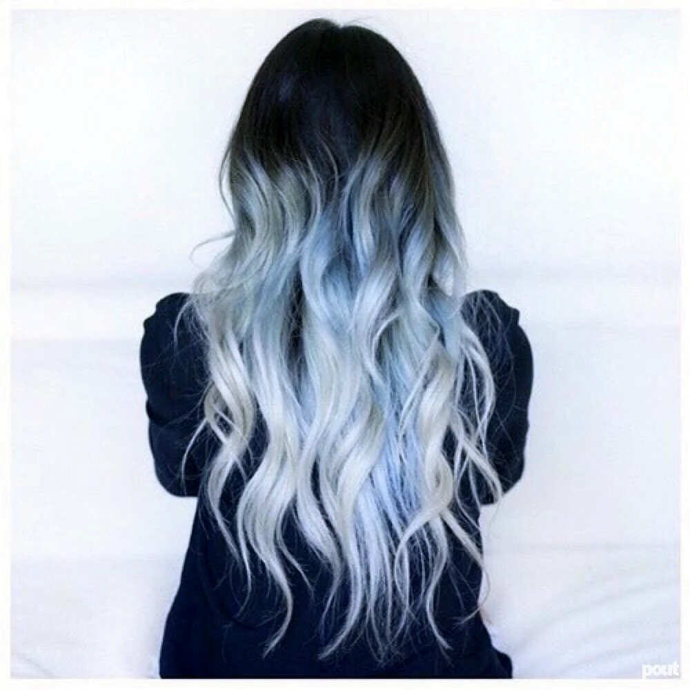 Пепельные волосы с синими концами
