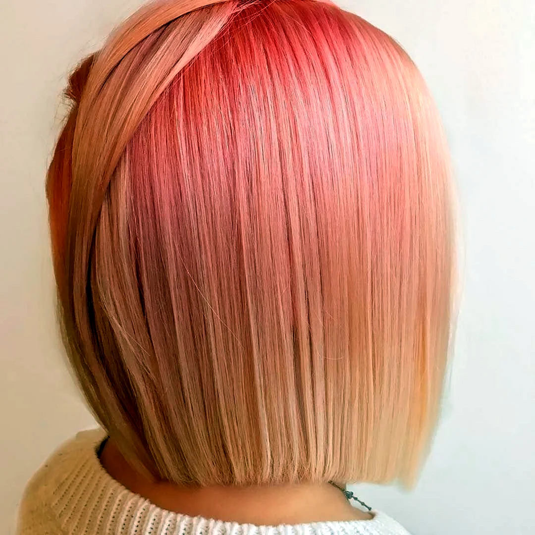 Персиково розовые волосы каре
