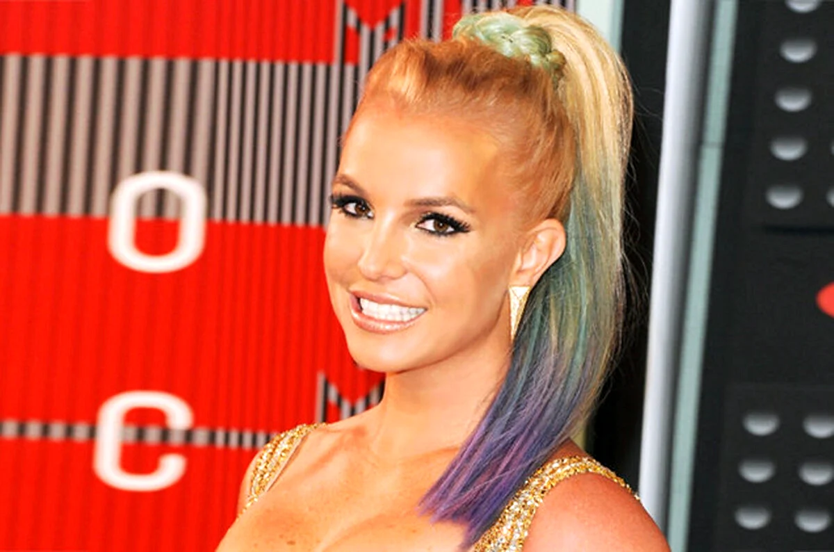 Поп-певица США середина 90х короткие белые волосы крутили на MTV