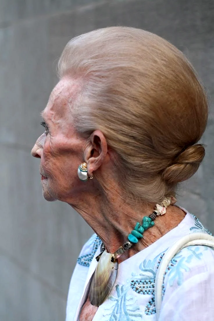 Пожилая женщина в профиль