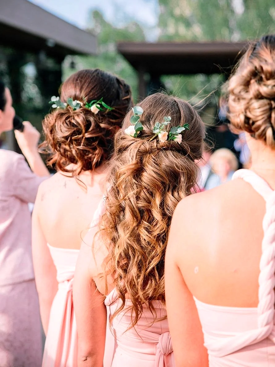Прическа для подружки невесты на средние волосы