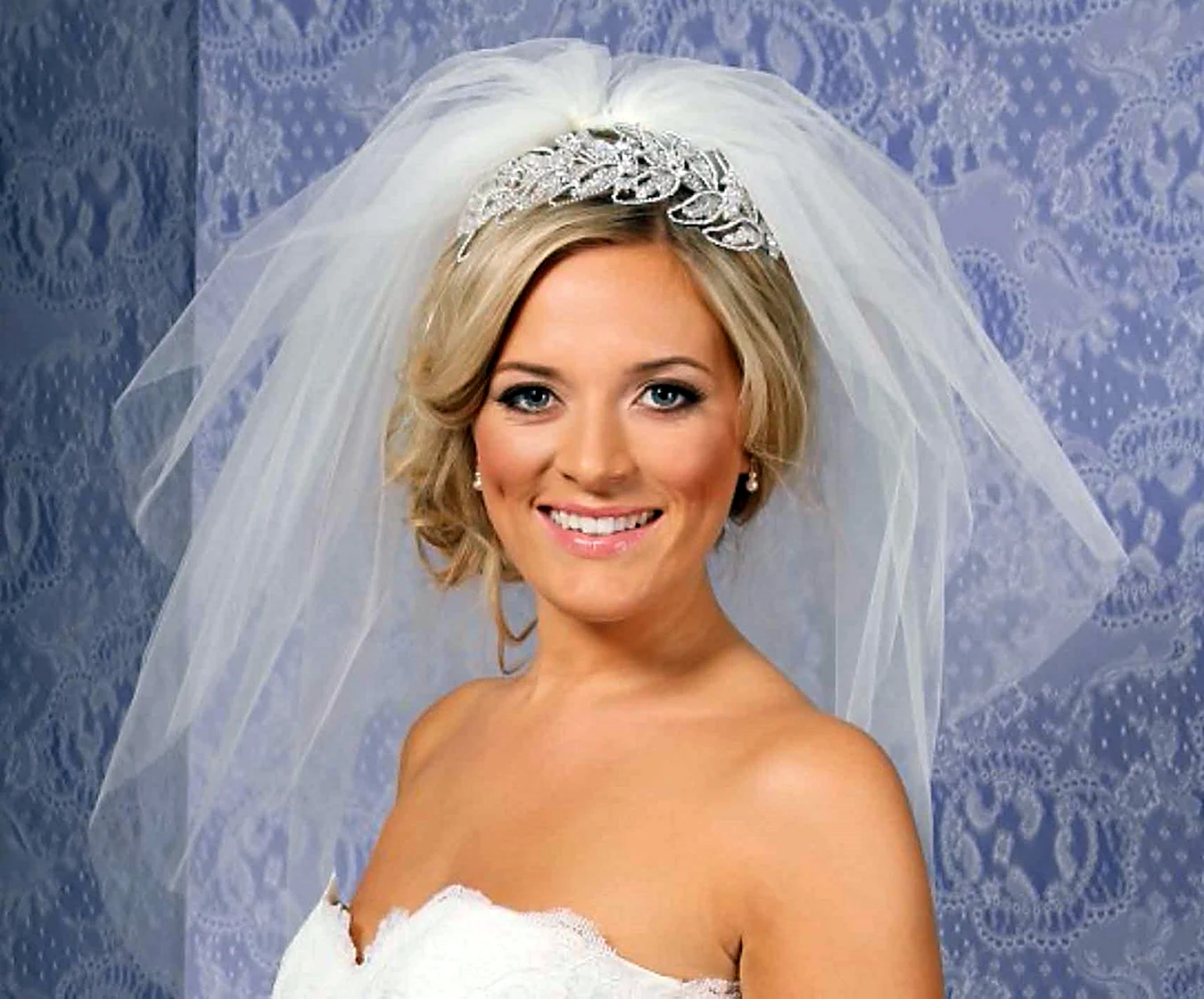 Прическа невесты на короткие волосы с фатой