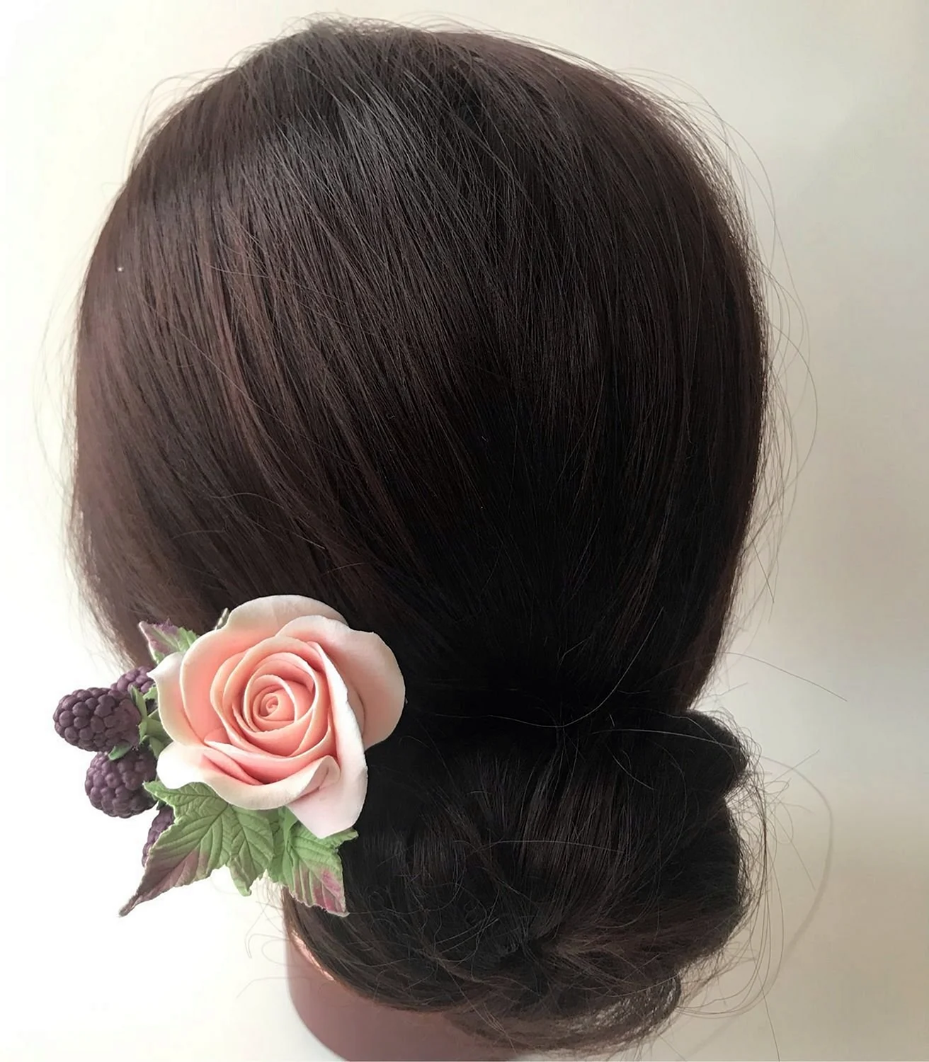 Прическа с розами в волосах
